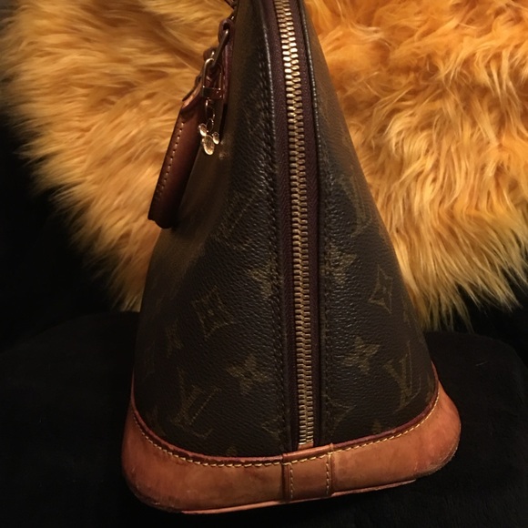Authentic pre-love Louis Vuitton handbag this is pre-love, but in good condition - Picture 5 of 12